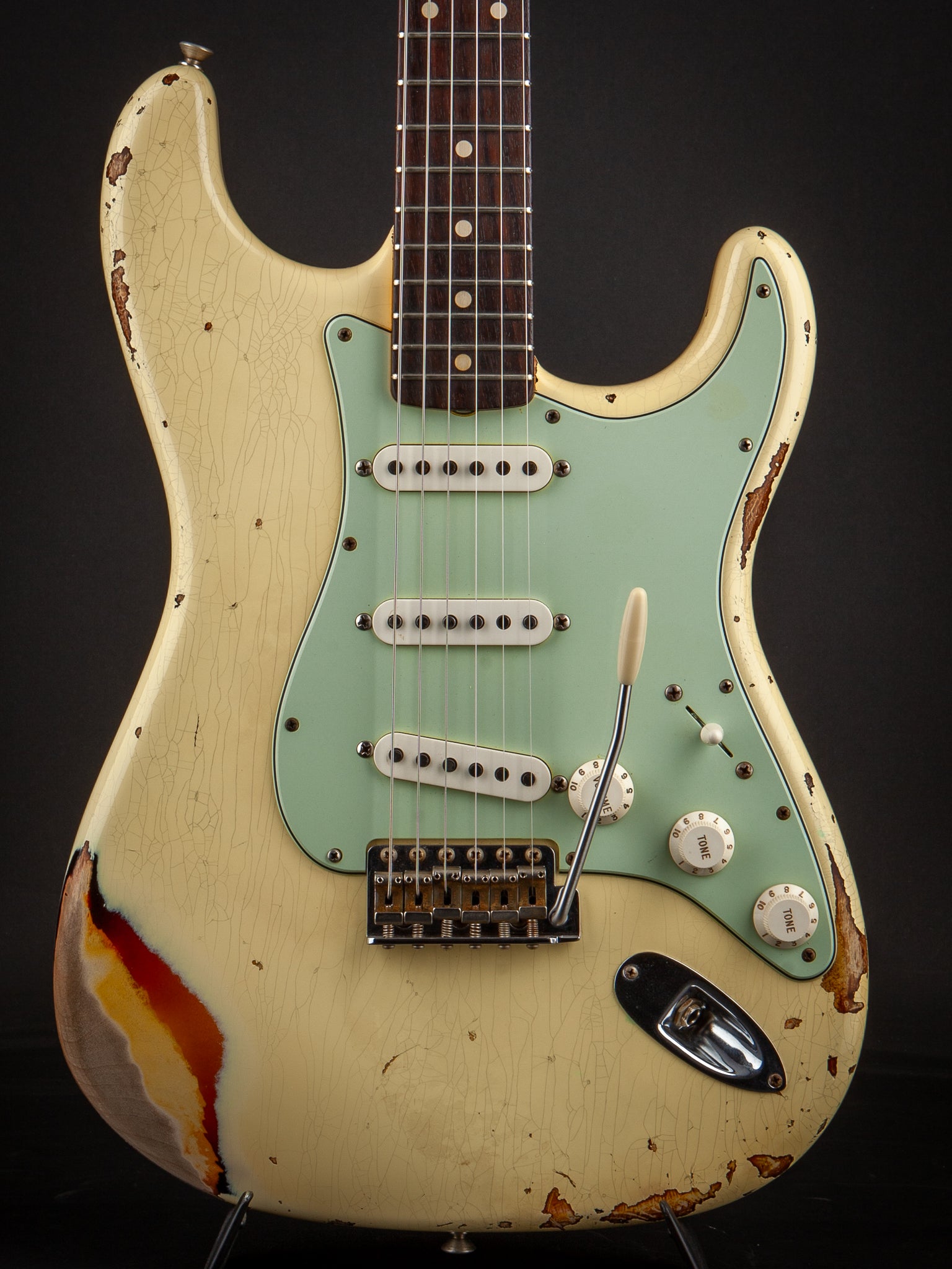 Fender Custom Shop: 60 Stratocaster Heavy Relic Vintage White over 3-Tone Sunburst #R86906