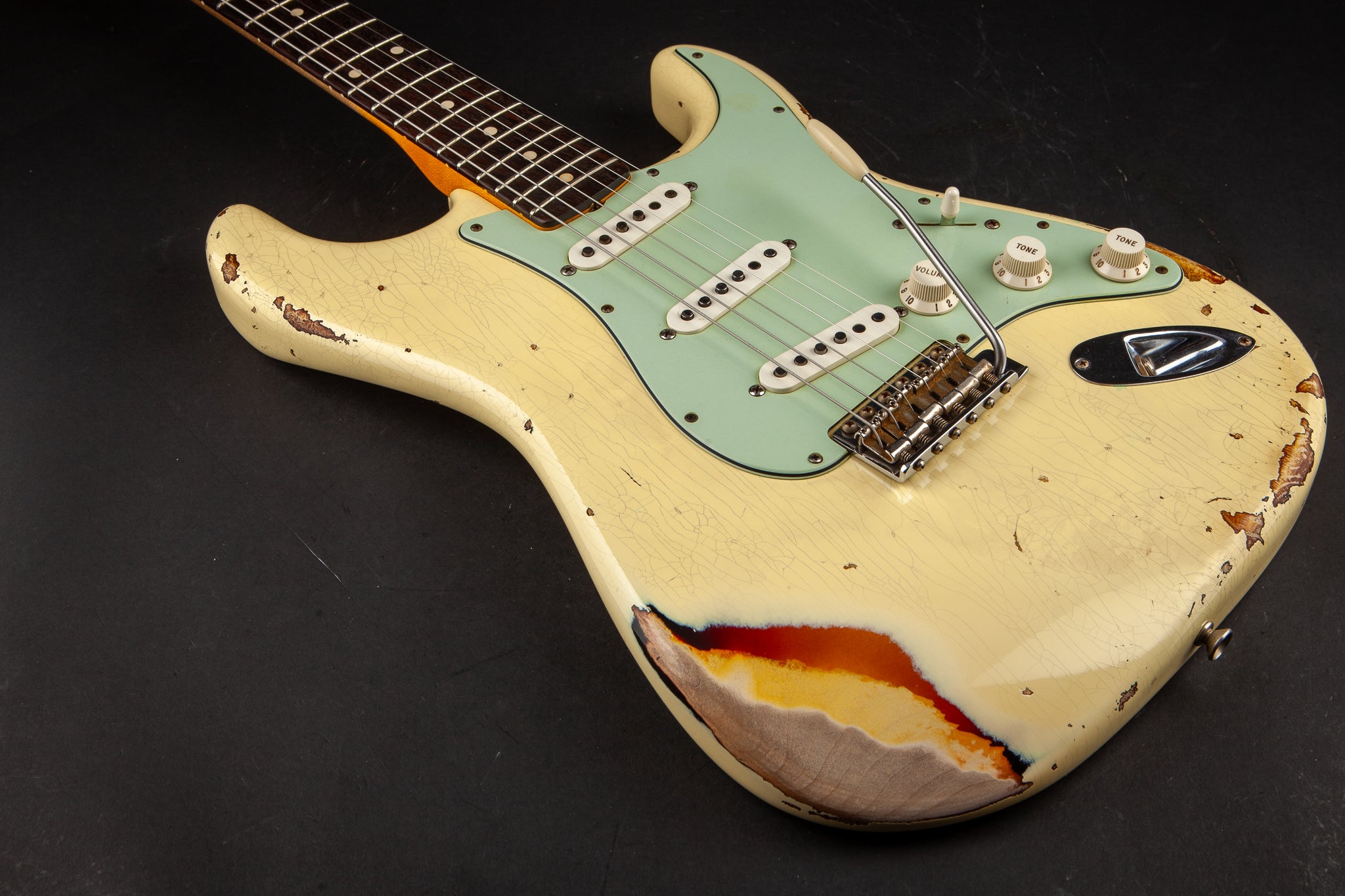 Fender Custom Shop: 60 Stratocaster Heavy Relic Vintage White over 3-Tone Sunburst #R86906