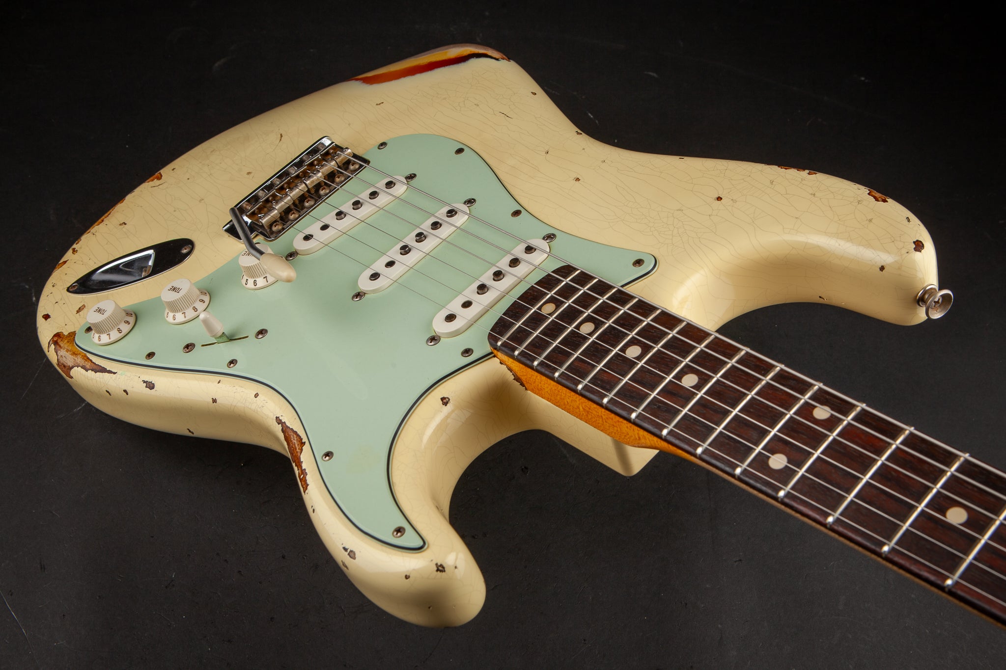 Fender Custom Shop: 60 Stratocaster Heavy Relic Vintage White over 3-Tone Sunburst #R86906