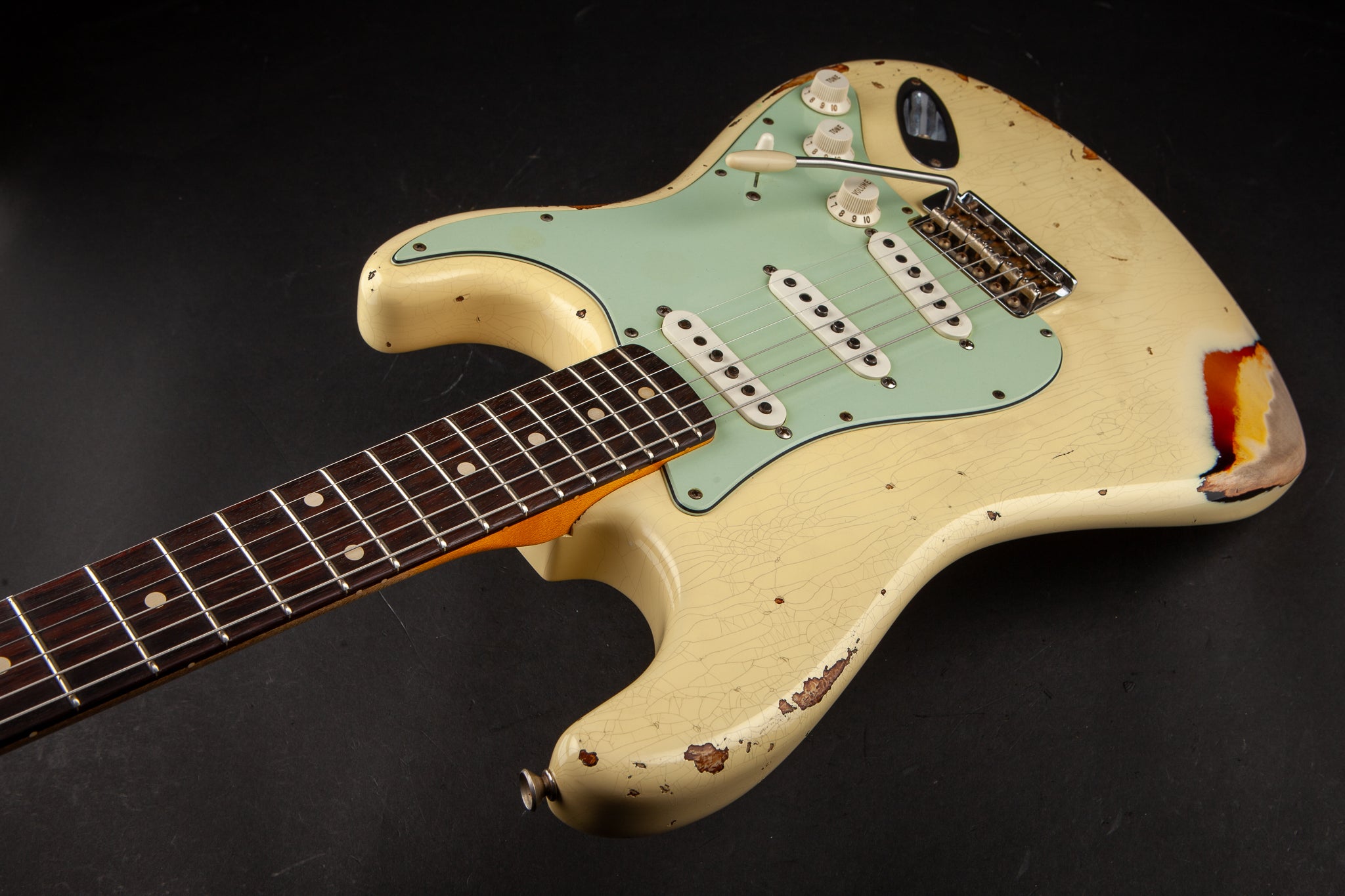 Fender Custom Shop: 60 Stratocaster Heavy Relic Vintage White over 3-Tone Sunburst #R86906