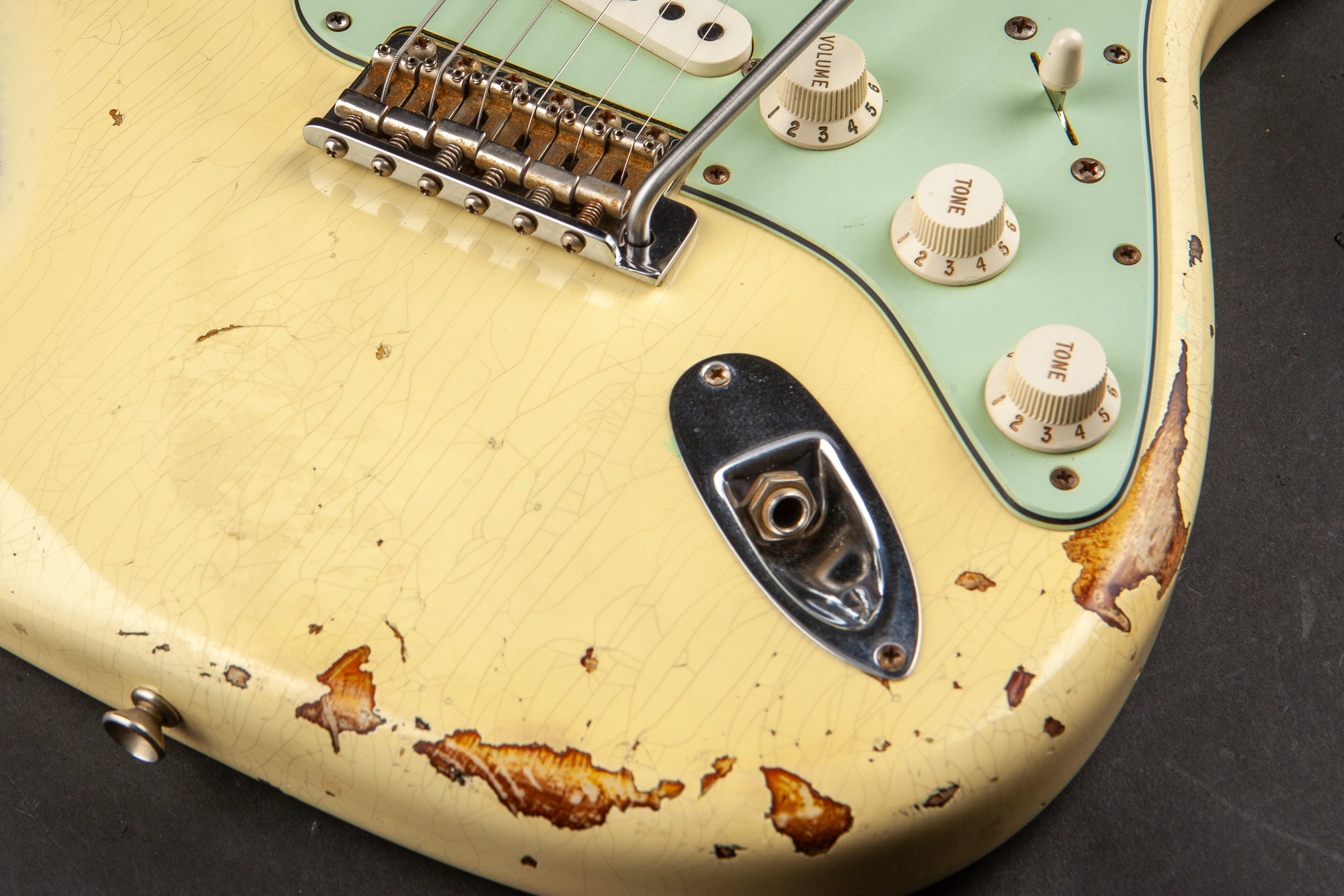 Fender Custom Shop: 60 Stratocaster Heavy Relic Vintage White over 3-Tone Sunburst #R86906