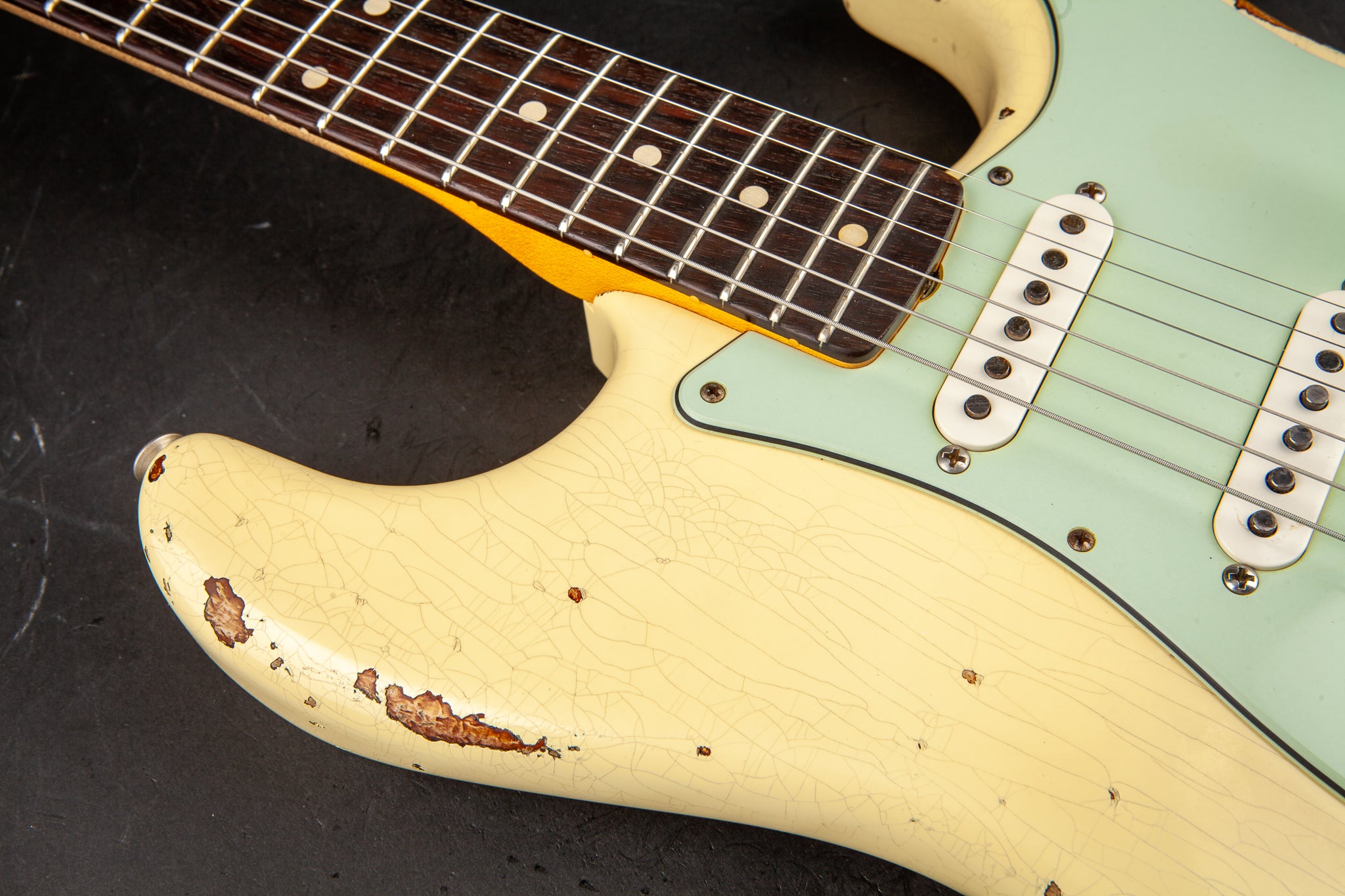 Fender Custom Shop: 60 Stratocaster Heavy Relic Vintage White over 3-Tone Sunburst #R86906