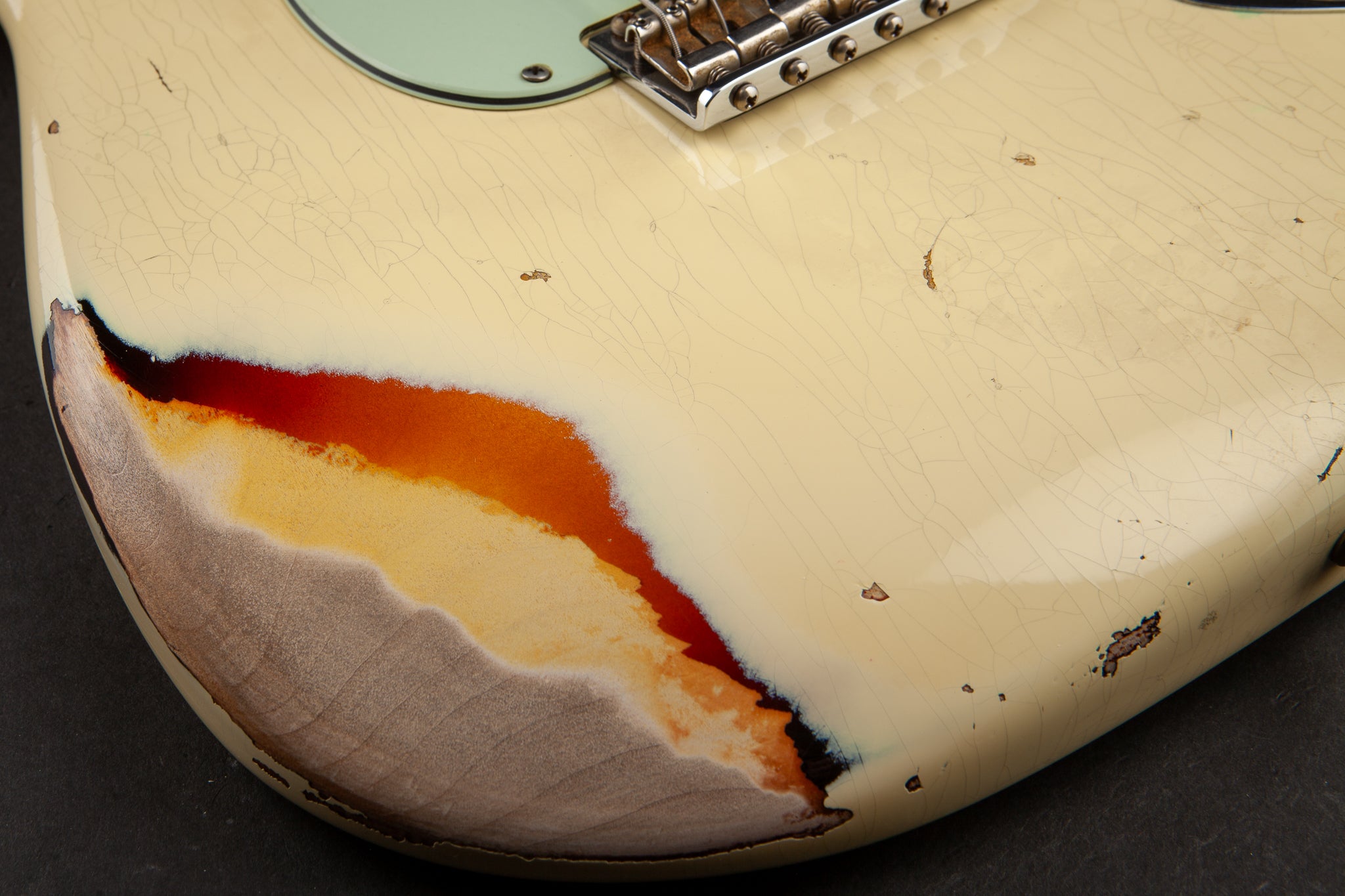 Fender Custom Shop: 60 Stratocaster Heavy Relic Vintage White over 3-Tone Sunburst #R86906