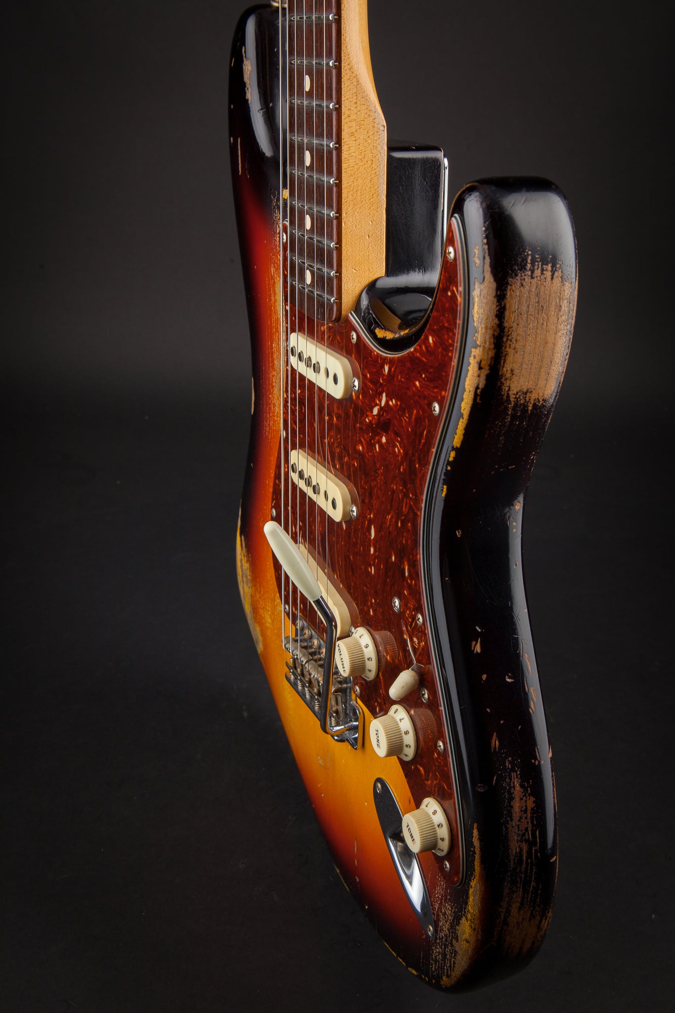 Fender Custom Shop: Stratocaster 63 Heavy Relic Faded 3 Tone Sunburst Master Built by Dennis Galuszka #R89197